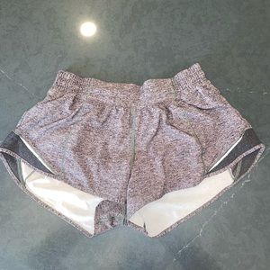 LULU LEMON Hotty Hot Low-Rise Lined Short 2.5" !! Lightly worn! Size 6.